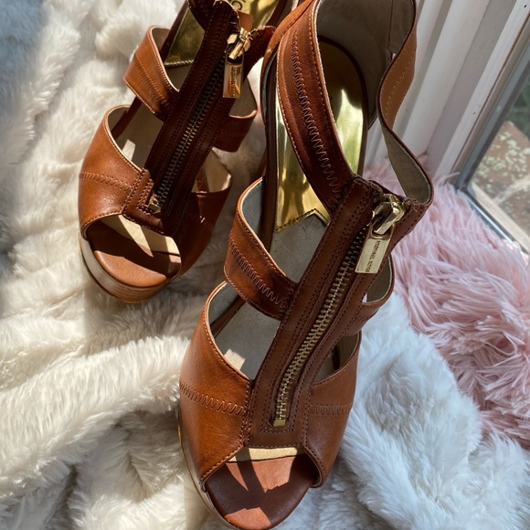 Michael Kors Berkley Leather T-Strap Heels 7.5 EUC - Picture 2 of 10